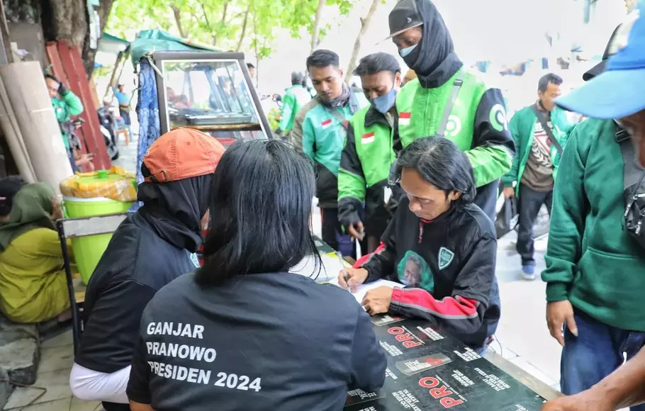 Komunitas Warteg (Kowarteg) Indonesia di Jawa Timur memberikan sarung tangan dan operasi makan gratis kepada puluhan ojol yang mangkal di Stasiun Pasar Turi, Surabaya, Jawa Timur, Kamis, 4 Mei 2023.
