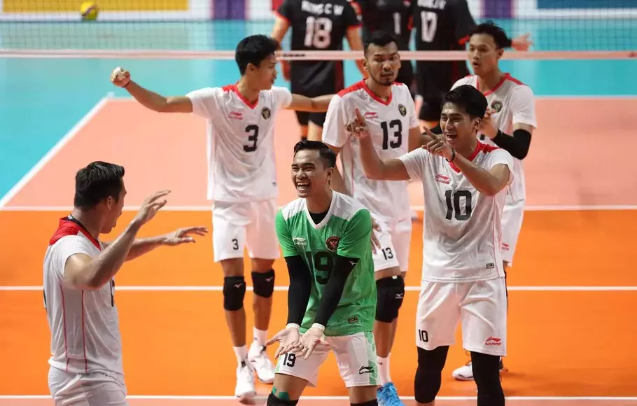 Para pemain Timnas voli putra Indonesia meluapkan kegembiraan setelah mengalahkan Singapura 3-0 (29-27, 25-8, 25-10) pada laga penyisihan Grup A di Stadion Olimpiade Phnom Penh, Kamis 4 Mei 2023.