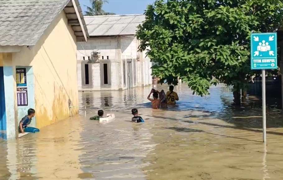 Ratusan rumah warga di Desa Karangligar, Karawang, terendam banjir, Jumat, 5 Mei 2023.