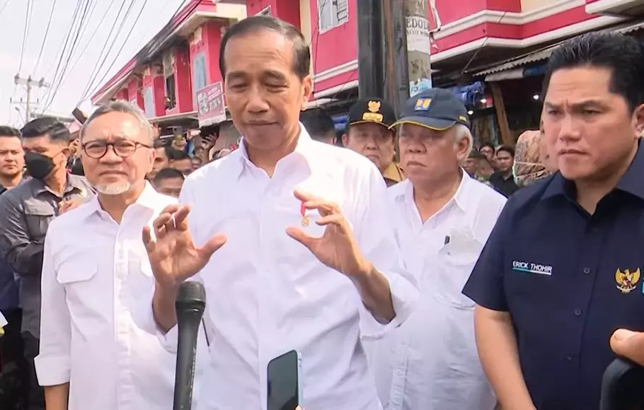 Presiden Jokowi di pasar tradisional di Kecamatan Natar, Lampung Selatan, Jumat, 5 Mei 2023.