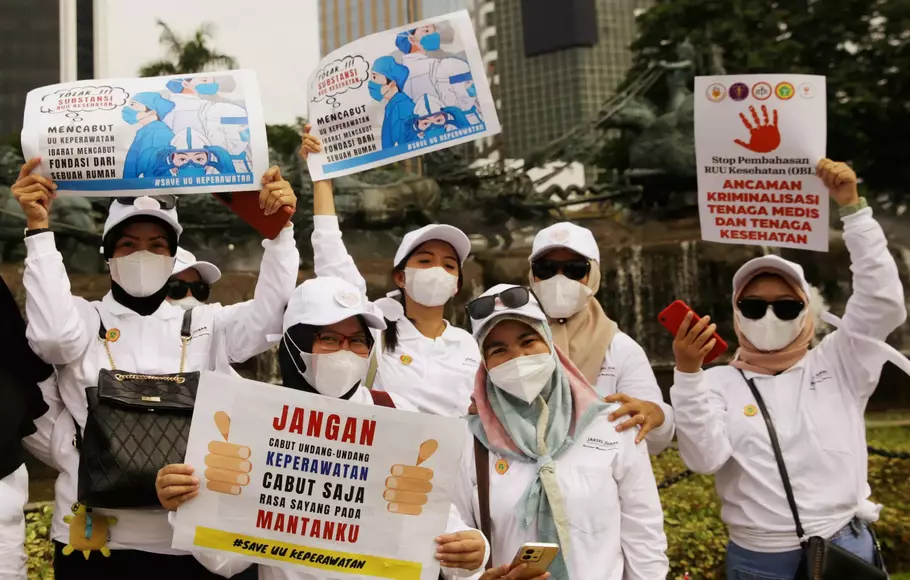 Tenaga medis dan tenaga kesehatan dari sejumlah organisasi profesi kesehatan menggelar aksi demonstrasi menolak pembahasan RUU Kesehatan di kawasan Patung Kuda, Jakarta, Senin, 8 Mei 2023.