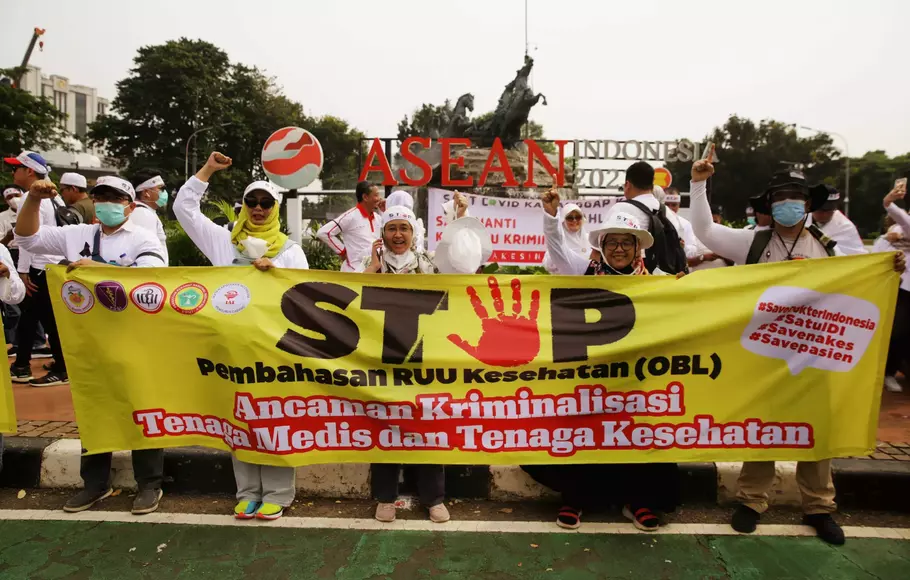 Massa tenaga kesehatan dari sejumlah organisasi profesi kesehatan menggelar aksi demonstrasi menolak pembahasan Rancangan Undang-Undang Kesehatan Omnibus Law, dikawasan patung kuda, jakarta, Senin 8 Mei 2023.