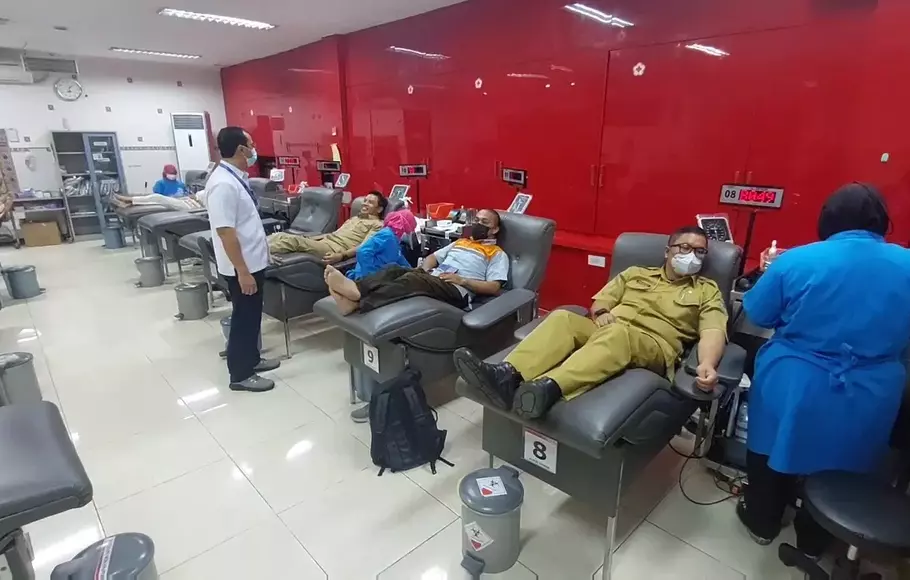 Stok sel darah merah di PMI Kota Surabaya untuk golongan O dan juga B menipis sejak beberapa hari terakhir, Selasa, 9 Mei 2023.