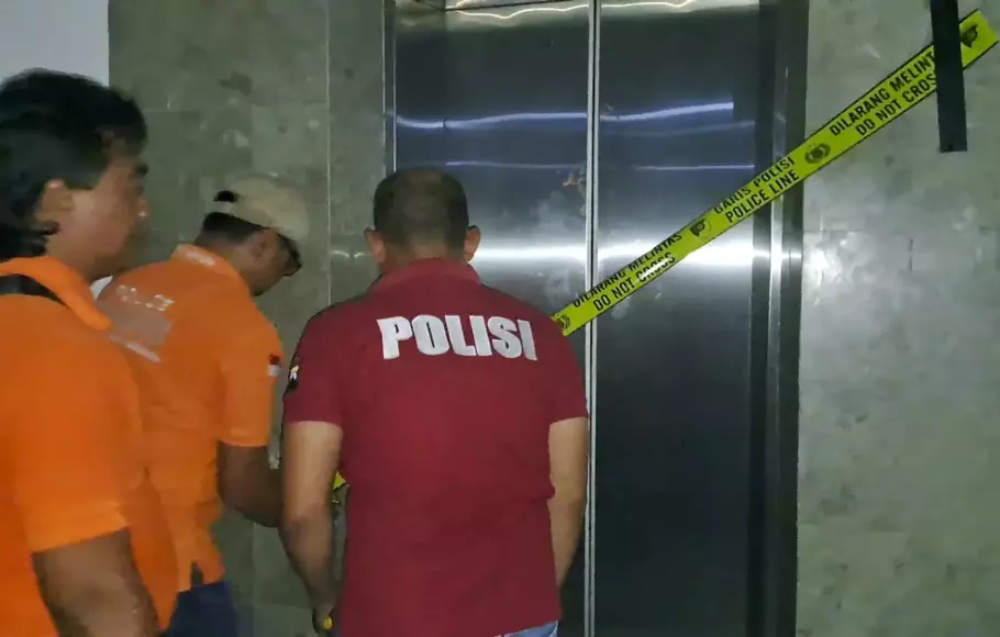 Seorang teknisi perawatan lift meninggal dalam kecelakaan kerja terjepit lift di antara lantai 3 menuju 4 gedung E Pemerintah Provinsi (Pemprov) Jateng, Senin, 8 Mei 2023.