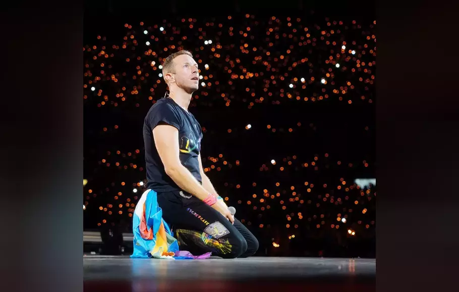 Penampilan Chris Martin di konser Coldplay.
