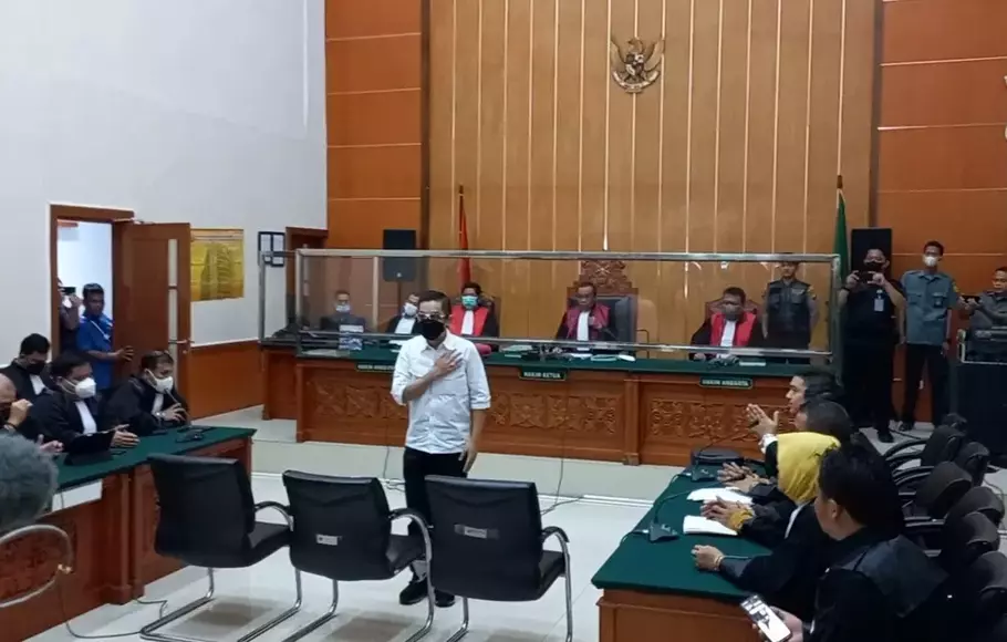 AKBP Dody Prawiranegara menjalani sidang vonis perkara dugaan peredaran narkoba di ruang sidang Pengadilan Negeri Jakarta Barat (PN Jakbar), Rabu, 10 Mei 2023.