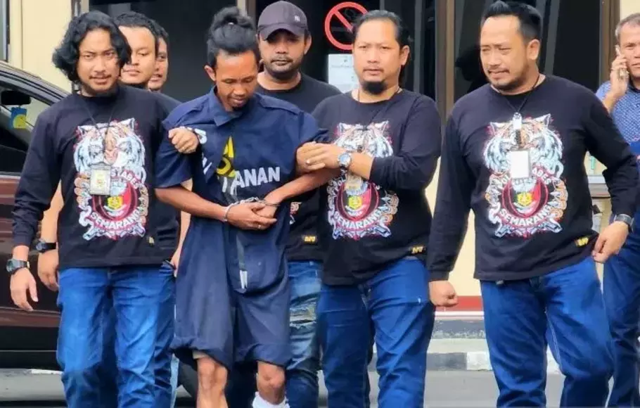 Muhammad Husein (28) warga Kabupaten Banjarnegara, Jawa Tengah, pelaku mutilasi terhadap Iwan Hutagalung (53), dihadirkan di Mapolrestabes Semarang, Rabu 10 Mei 2023.