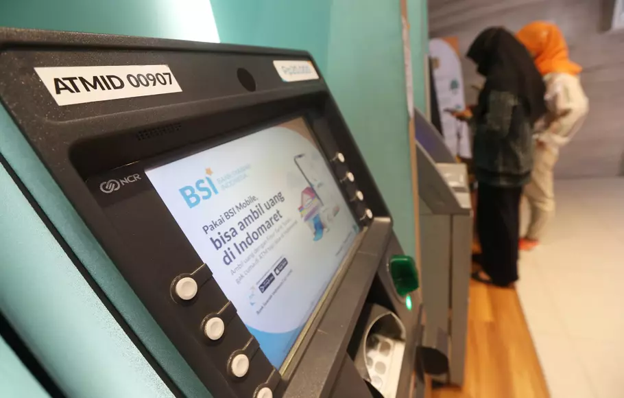Nasabah melakukan transaksi menggunakan mesin anjungan tunai mandiri (ATM), di Kantor BSI Cabang Jakarta Thamrin, di Jakarta, Kamis, 11 Mei 2023.