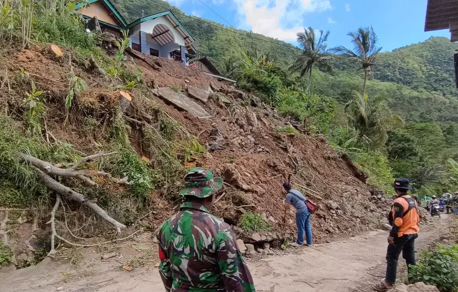 Talud setinggi 10 meter longsor dan menutup jalan penghubung tiga desa di Desa Wirogomo, Kecamatan Banyubiru, Kabupaten Semarang, Jawa Tengah, Jumat, 12 Mei 2023.