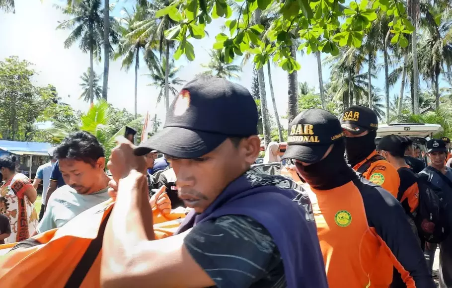 Seorang nelayan ditemukan tewas mengambang di perairan Pantai Muara Cikaso, Desa Buniasih, Kecamatan Tegalbuled, Kabupaten Sukabumi, Jawa Barat, Jumat, 12 Mei 2023.