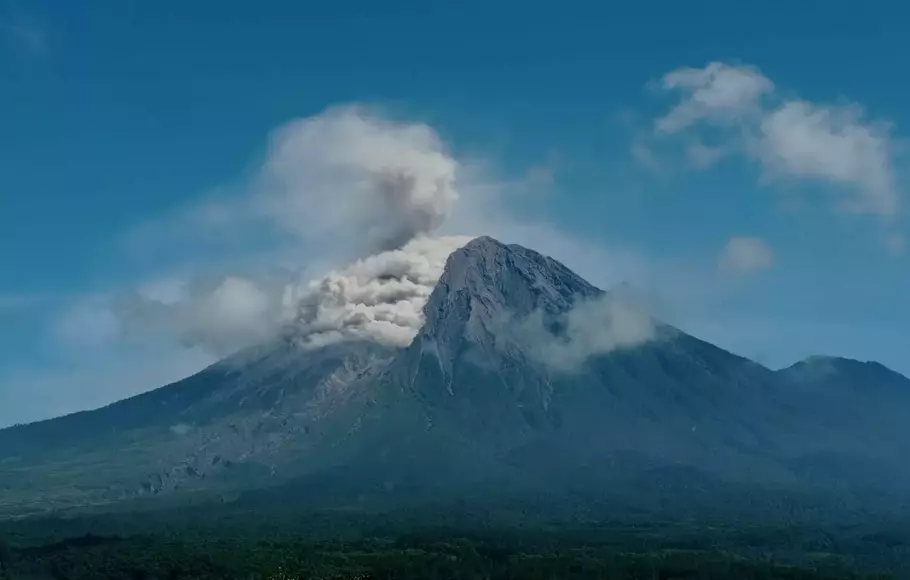 Gunung Semeru Luncurkan Awan Panas Guguran Sejauh 1,5 Kilometer