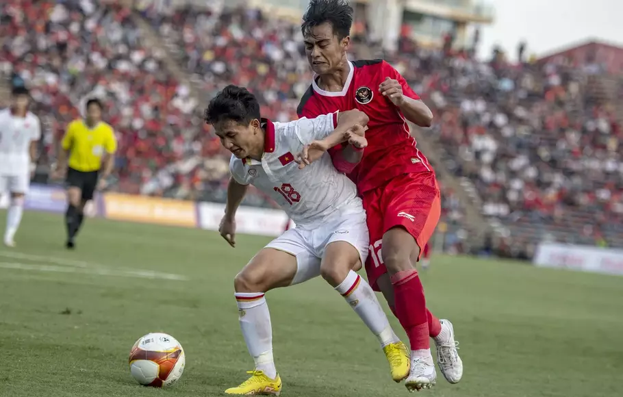 Pemain timnas Indonesia U-22 Pratama Arhan Alif Rifai (kanan) mencoba merebut bola dari pemain Vietnam, Nguyen Duc Phu pada semifinal SEA Games 2023 di National Olympic Stadium, Phnom Penh, Kamboja, Sabtu, 13 Mei 2023. Timnas Indonesia U-22 lolos ke babak final usai mengalahkan Vietnam 3-2.