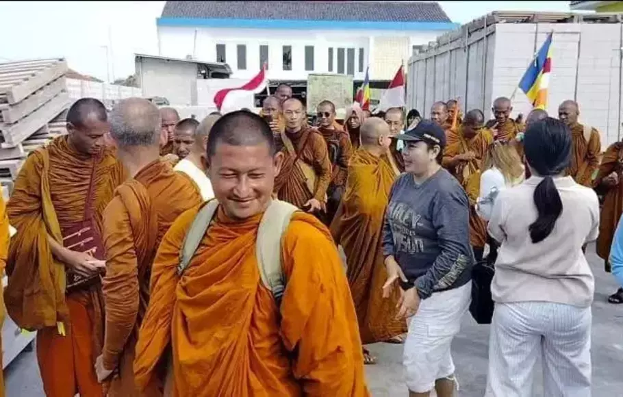 Puluhan biksu dari Thailand kini telah tiba di Jalur Pantura, Subang, Jawa Barat, Minggu 14 Mei 2023