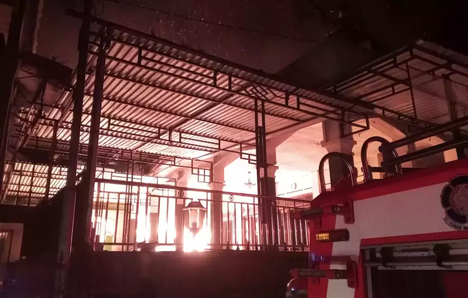 Diduga akibat korsleting listrik, bangunan Pondok Pesantren Darul Mutaqien di Kabupaten Temanggung, Jawa Tengah, terbakar, Minggu malam, 14 Mei 2023.