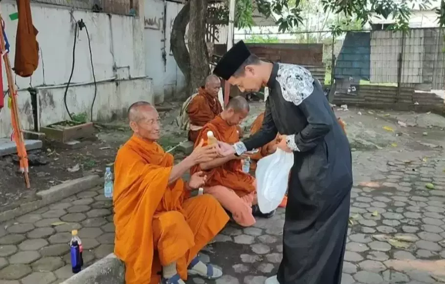 Warga Indramayu, Jawa Barat, membagikan minuman kepada para biksu yang berjalan kaki dari Thailand menuju Candi Borobudur, Jawa Tengah, Senin 15 Mei 2023.