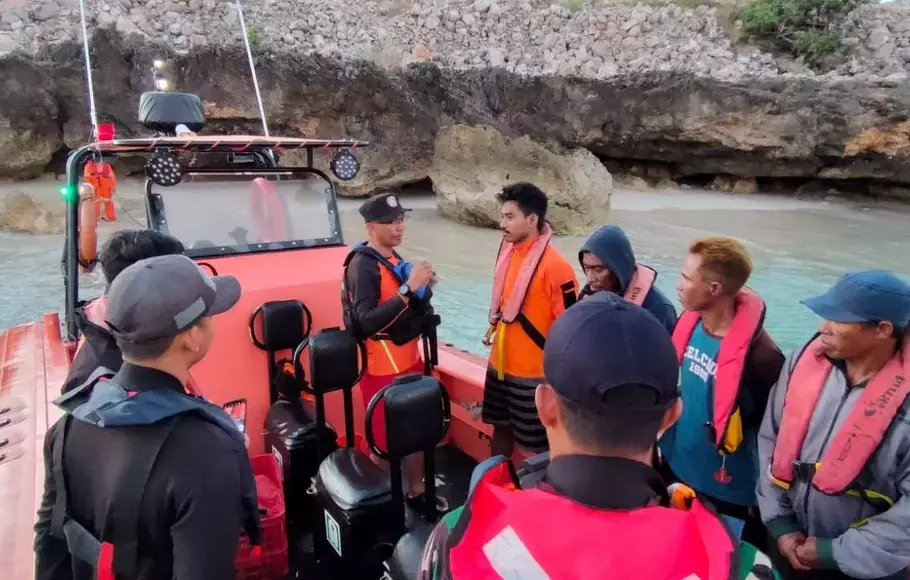 Tim Rescue Kantor SAR Kupang mengevakuasi 4 orang nelayan Kupang yang mengalami kebocoran kapal di Perairan Selat Rote NTT.