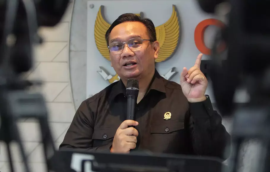 Monitoring Laporan Akhir Hasil Pemeriksaan Ombudsman RIAnggota Ombusdman RI Yeka Hendra Fatika (kiri) bersama Kepala Keasistenan Utama III Ombudsman RI Yustus Maturbongs (kanan), memberikan keterangan terkait laporan akhir hasil pemeriksaan Ombudsman RI terkait Izin Usaha Bursa Berjangka, Jakarta, Rabu (17/5/2023). Ombudsman memberikan keterangan terkait adanya dugaan maladministrasi dalam proses pengajuan Izin Usaha Bursa Berjangka (IUBB) PT Digital Futures Exchange (PT DFX). B Universe Photo/David Gita Roza