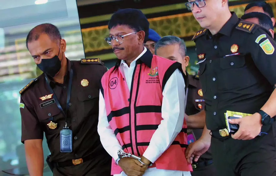 Menteri Komunikasi dan Informatika Johnny G Plate (tengah) digelandang petugas Kejaksaan usai menjalani pemeriksaan di Kejaksaan Agung (Kejagung), Jakarta, Rabu 17 Mei 2023.