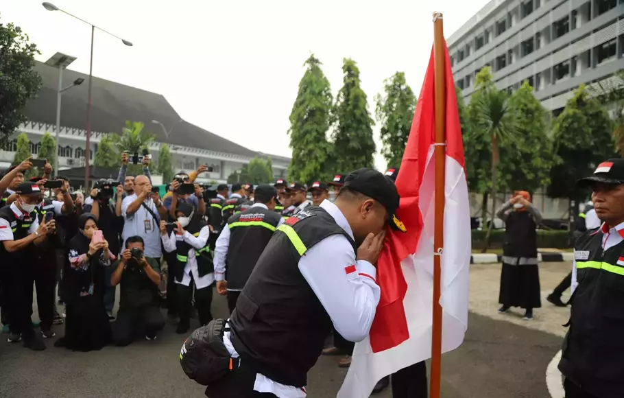 Kementerian Agama (Kemenag) melepas sebanyak 492 petugas haji atau panitia penyelenggaraan ibadah haji (PPIH) 1444 H/2023 gelombang pertama ke Arab Saudi pada Sabtu (20/5/2023) pagi dari Asrama Haji Pondok Gede, Jakarta. Seremoni pelepasan petugas ini berlangsung haru ditandai mencium bendera Merah Putih.