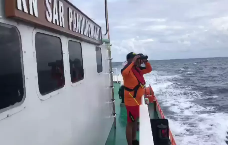 Basarnas melakukan upaya pencarian satu orang anak buah kapal (ABK) kapal cargo dari Jepang yang terjatuh ke laut di perairan Pulau Batang Dua Kota Ternate, Sabtu, 20 Mei 2023.