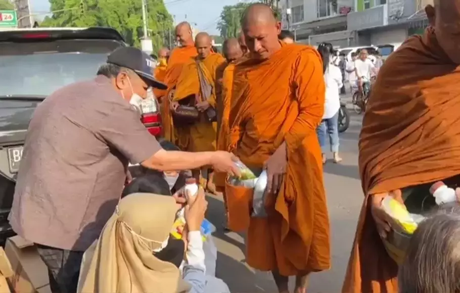 32 bhante atau biksu yang tengah menjalani ritual thudong dari Thailand menuju Borobudur, Magelang, Jawa Tengah, menjalani ritual Pindapatta atau berjalan kaki untuk menerima derma atau sedekah dari warga Kota Cirebon, Minggu, 21 Mei 2023.