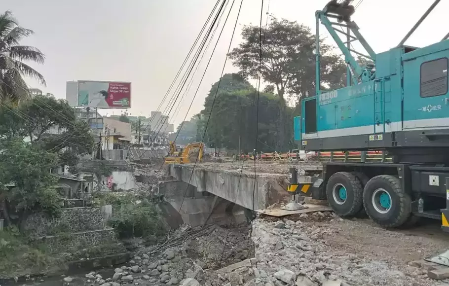 Pembongkaran Jembatan Otista dihentikan, lantaran polemik status cagar budaya. Komisi III DPRD Kota Bogor pun akan memanggil pihak Walikota Bogor untuk dimintai klarifikasi.