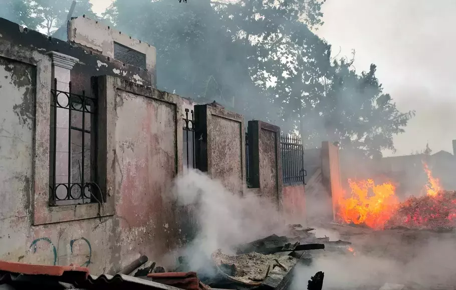 Kebakaran melanda rumah dan gudang material kayu di Kampung Poncol, Kelurahan Pedurenan, Kecamatan Karang Tengah, Kota Tangerang, Banten, Minggu 21 Mei 2023 sore.