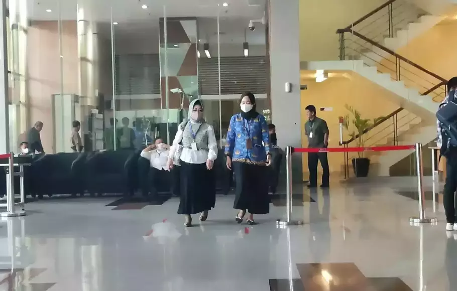 Kepala Dinas Kesehatan (Kadinkes) Lampung, Reihana kembali menyambangi Gedung Komisi Pemberantasan Korupsi atau KPK, Jakarta, Senin, 22 Mei 2023.