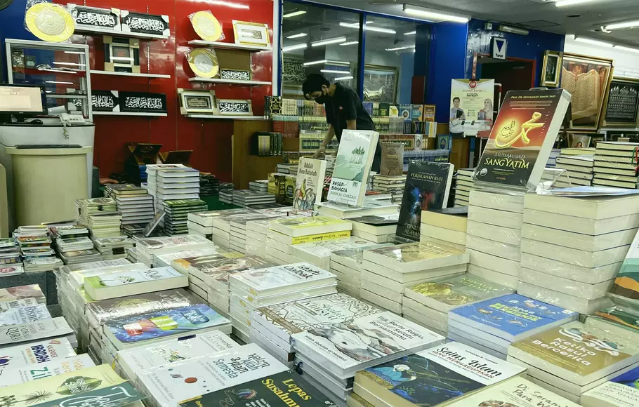 Pramuniaga menyusun buku yang dijual di toko buku Gunung Agung, Kwitang, Jakarta Pusat, Senin, 22 Mei 2023. 