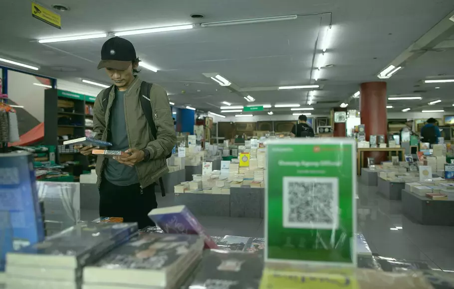 Pengunjung melihat-lihat buku yang dijual di toko buku Gunung Agung, Kwitang, Jakarta Pusat, Senin, 22 Mei 2023. 