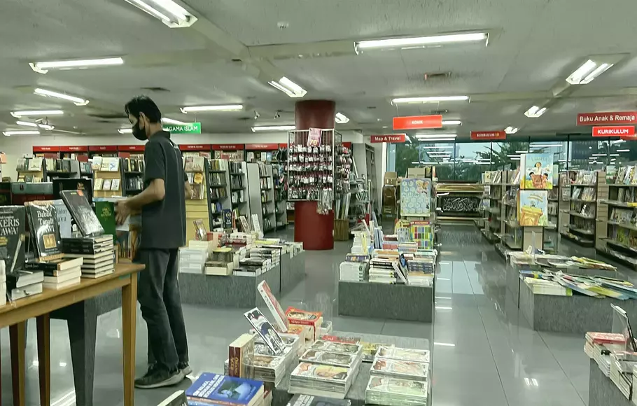 Pengunjung melihat-lihat buku yang dijual di toko buku Gunung Agung, Kwitang, Jakarta Pusat, Senin, 22 Mei 2023.