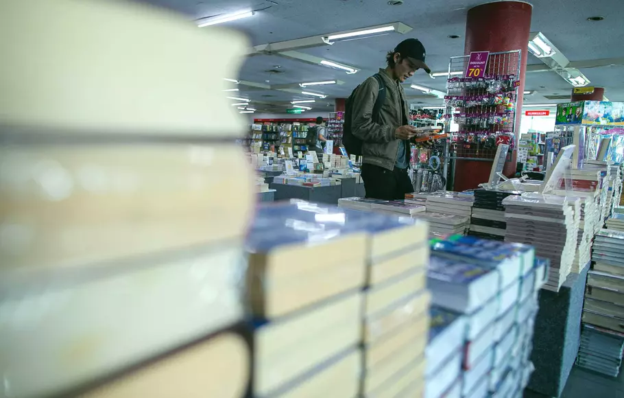 Pengunjung melihat-lihat buku yang dijual di toko buku Gunung Agung, Kwitang, Jakarta Pusat, Senin, 22 Mei 2023.