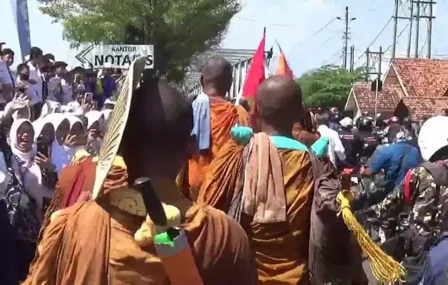 Ratusan pelajar di Brebes sambut kedatangan 32 bhante atau biksu yang menjalani ritual thudong atau jalan kaki dari Thailand menuju Candi Borobudur, Selasa, 23 Mei 2023 siang.