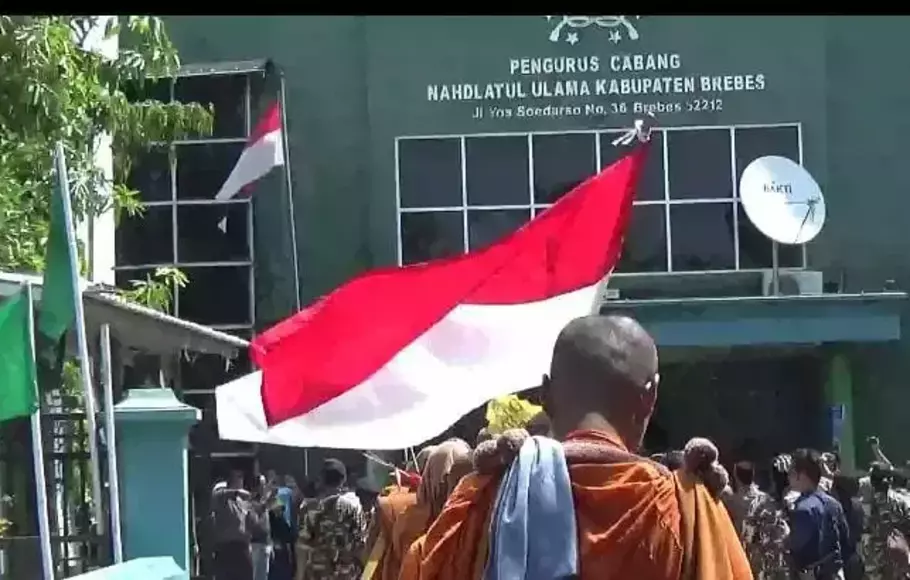 32 bhante atau biksu yang menjalani ritual thudong atau jalan kaki dari Thailand menuju Candi Borobudur menyambangi kantor Pengurus Cabang Nahdlatul Ulama (PCNU) Brebes, Selasa, 23 Mei 2023 siang.