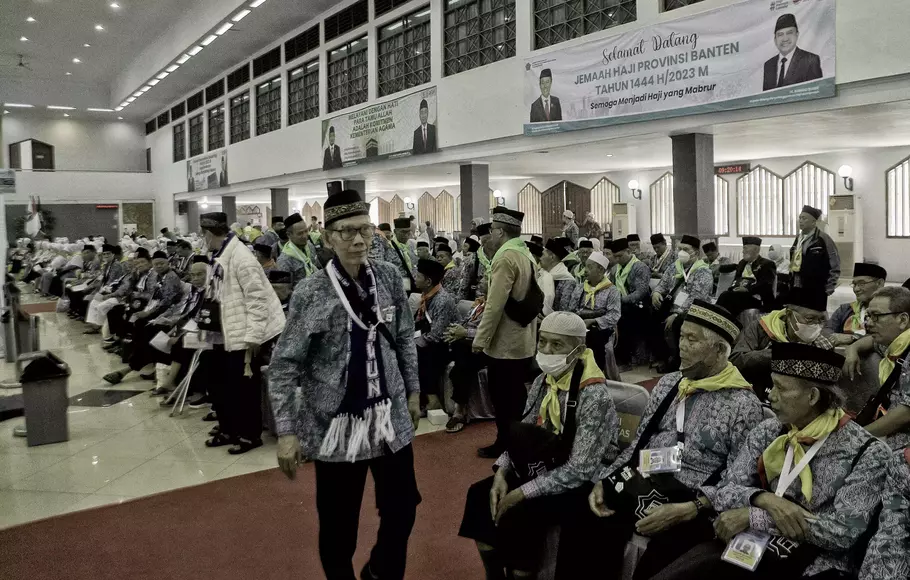 Sejumlah jamaah calon haji lansia embarkasi Jakarta menunggu pengecekan imigrasi dan kesehatan di Asrama Haji Pondok Gede, Jakarta Timur, Selasa 23 Mei 2023.
