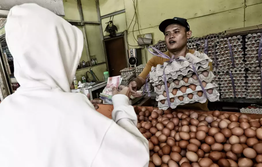Pedagang melayani pembeli telur di sebuah agen di Jakarta Timur, Selasa 23 Mei 2023. Harga telur ayam negeri masih terpantau tinggi di Jakarta. Di kawasan Jabodetabek kini harga telur di kisaran Rp 30.500-34.000/kg dan di Indonesia Timur mencapai Rp 38.000 sampai Rp 40.000/kg.