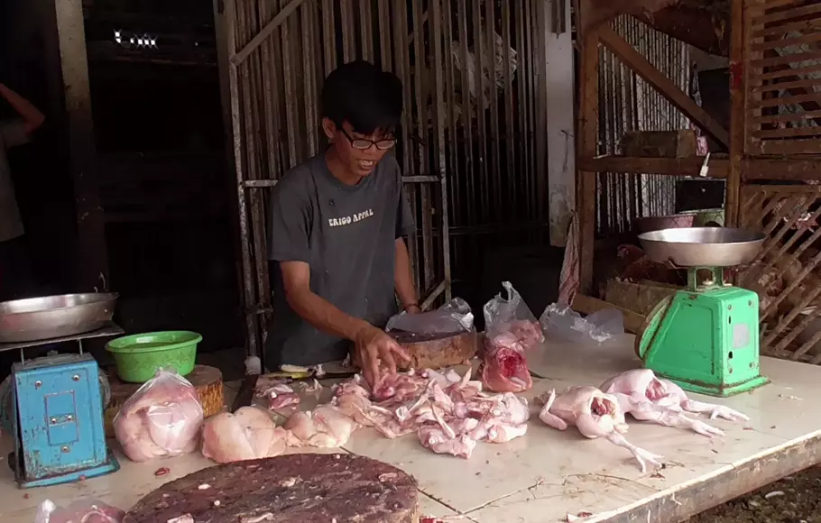 Pedagang daging ayam di pasar tradisional Gudang Tigaraksa, Kabupaten Tangerang, Banten, Rabu, 24 Mei 2023.