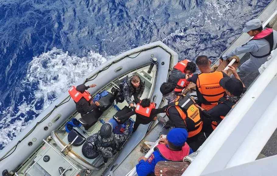 Tim SAR gabungan evakuasi 12 orang nelayan asal Desa Papela, Kecamatan Rote Timur, Kabupaten Rote Ndao NTT yang mengalami kecelakaan di perairan Australia, Rabu, 24 Mei 2023.