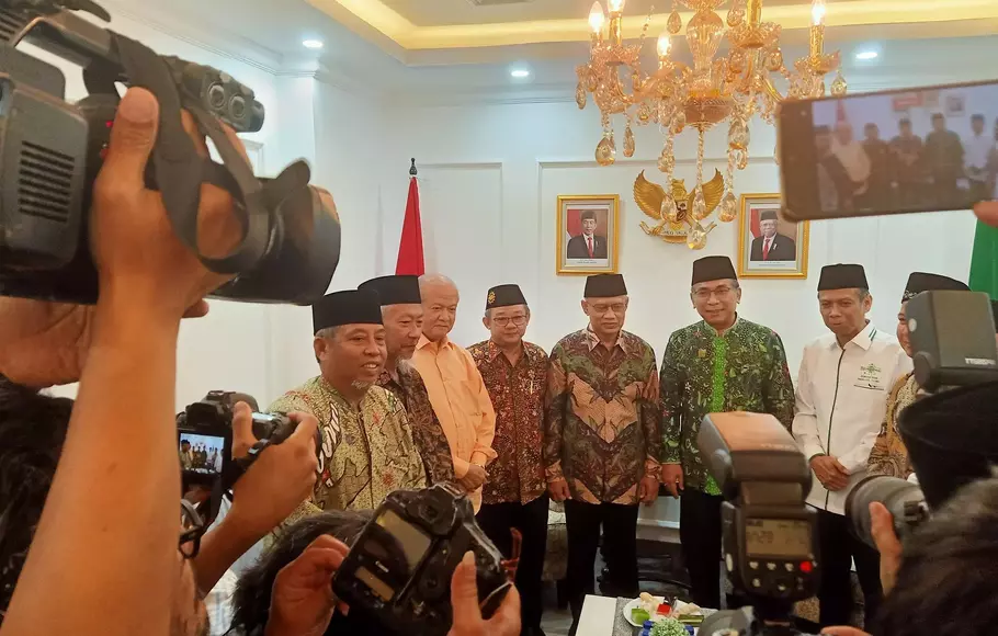 Ketum PP Muhammadiyah Prof Haedar Nashir bersama jajaran PP Muhammadiyah disambut Ketum PBNU KH Yahya Cholil Staquf bersama jajarannya di Gedung PBNU, Jakarta Pusat, Kamis, 25 Mei 2023.