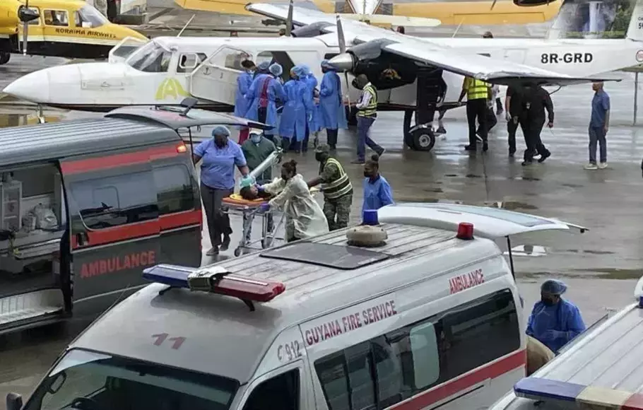 Anak-anak yang terluka tiba di bandara di Georgetown, Guyana, Senin, 22 Mei 2023.