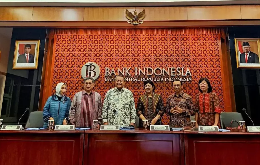 Gubernur BI Perry Warjiyo (tiga dari kiri) dalam konferensi pers Hasil Rapat Dewan Gubernur (RDG) BI, di Gedung Thamrin BI, Jakarta, Kamis, 25 Mei 2023.  