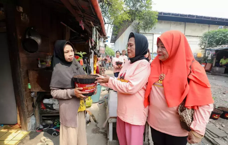 Mak Ganjar, emak-emak pendukung Ganjar Pranowo mengajak warga Penjaringan, Jakarta Utara untuk menanam ratusan bibit pohon cabai bersama-sama pada Kamis 25 Mei 2023.
