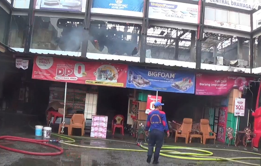 Kebakaran melanda kompleks pertokoan di Jalan Raya Bogor-Dramaga, Kelurahan Margajaya, Kota Bogor, Jawa Barat Jumat, 26 Mei 2023 pagi. 