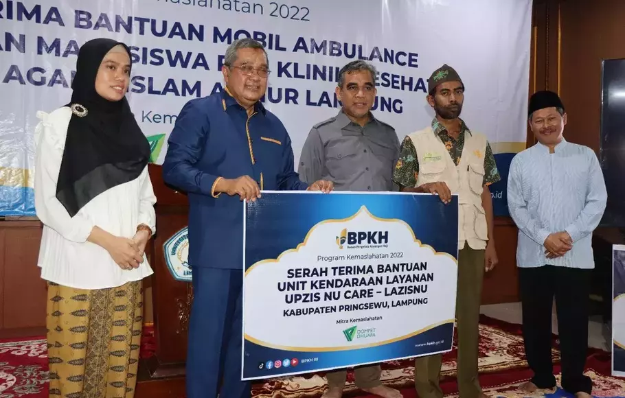 Wakil Ketua MPR Ahmad Muzani memberikan bantuan satu unit mobil ambulance kepada Universitas Islam An Nur di Kota Baru, Lampung Selatan, Kamis, 25 Mei 2023.