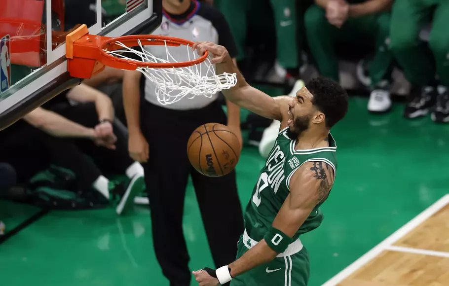Pemain depan Boston Celtics Jayson Tatum melakukan dunk di Game 5 final NBA Wilayah Timur.
