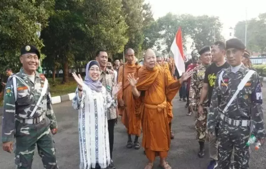 Penjabat Bupati Batang Lani Dwi Rejeki menyambut 32 biksu dari sejumlah negara yang berjalan kaki dari Thailand menuju Candi Borobudur, Jumat 26 Mei 2023. 