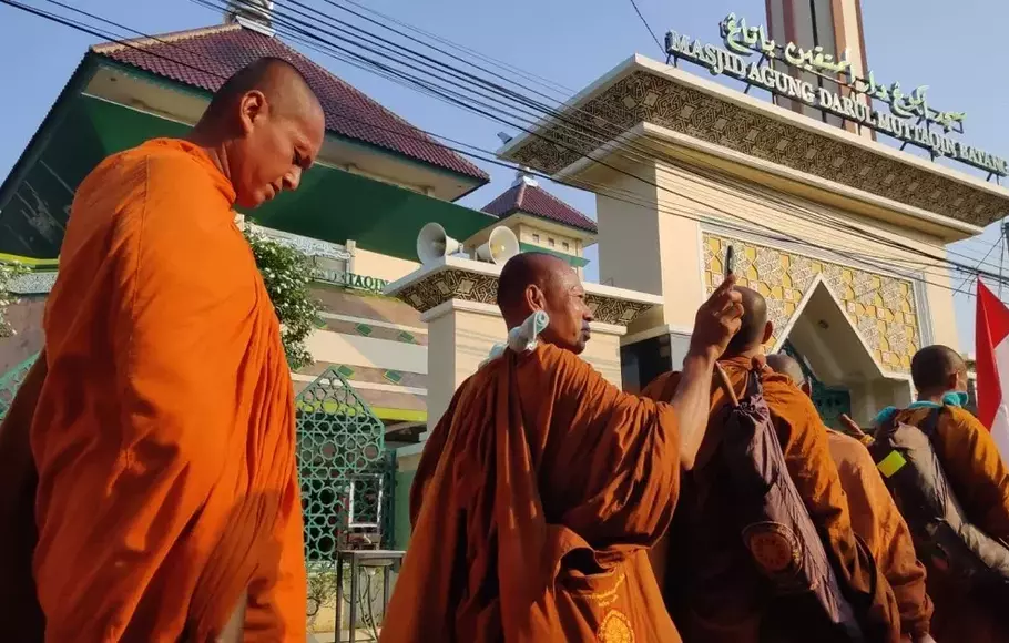 Rombongan 32 biksu dari berbagai negara Asia Tenggara yang sedang menjalani ritual thudong telah sampai di Kabupaten Batang, Jawa Tengah.