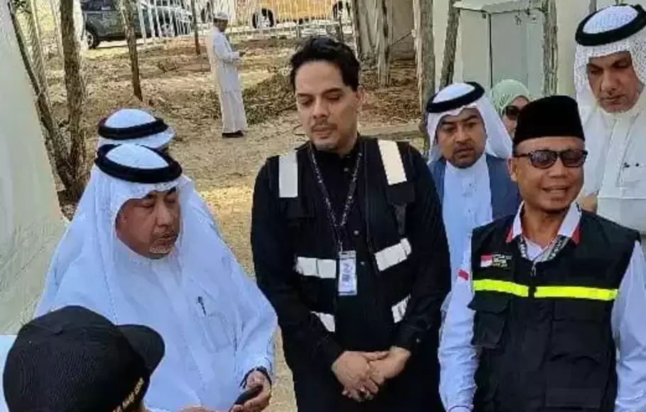 Ketua PPIH Arab Saudi Subhan Cholid (kanan) di Arafah.