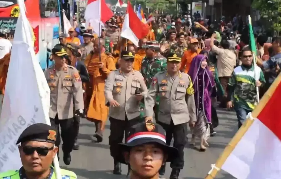 Anggota TNI-Polri di Kendal, Jawa Tengah, Sabtu 27 Mei 2023, menyambut 32 biksu yang tengah jalan kaki dari Thailand ke Borobudur.