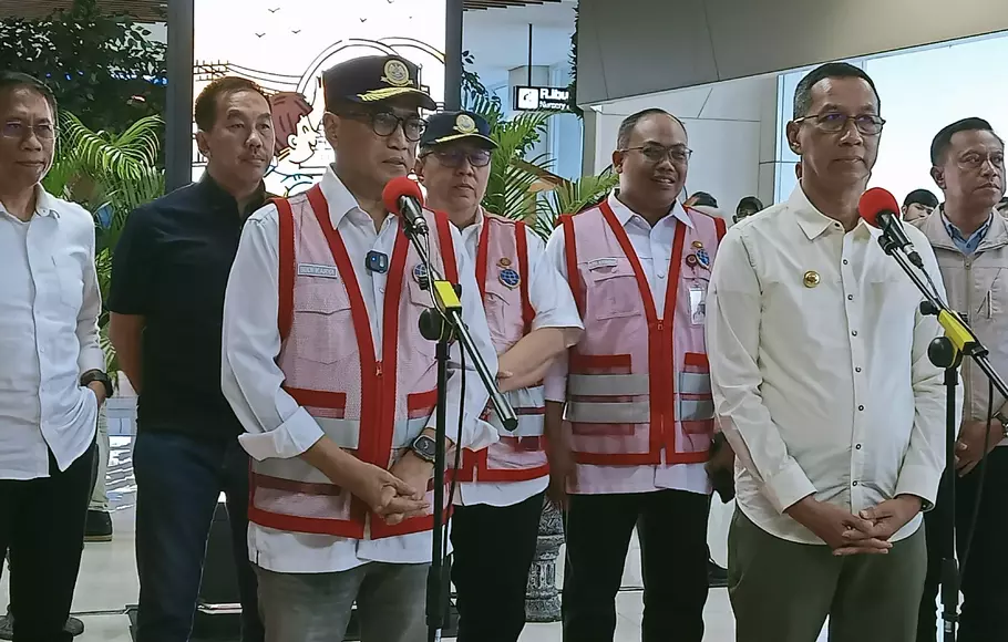 Menteri Perhubungan, Budi Karya Sumadi dan PJ Gubernur DKI Jakarta, Heru Budi selepas melakukan peninjauan di Bandara Soekarno-Hatta, Minggu, 28 Mei 2023.